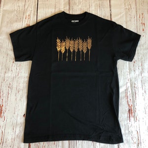 Black t shirt with wheat
