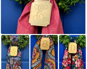 Gepersonaliseerde krans met gegraveerde bedel en monogram, perfect als huwelijks- of kraamcadeau, of als housewarmingcadeau.