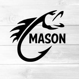 Puede incluir: Gráfico negro de un anzuelo con el nombre "MASON" en negrita. El diseño presenta un anzuelo estilizado con una forma curva y una púa. El nombre está centrado debajo del anzuelo.