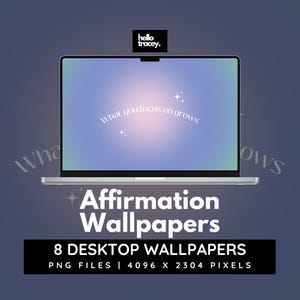 Könnte beinhalten: Ein Laptop-Bildschirm zeigt einen blauen und rosa Farbverlaufshintergrund mit dem Text "What you focus on grows" in Weiß. Der Laptop befindet sich auf einem grauen Hintergrund mit dem Text "Affirmation Wallpapers" und "8 Desktop Wallpapers" in Schwarz. Der Text "PNG Files | 4096 x 2304 Pixels" ist ebenfalls in Schwarz.