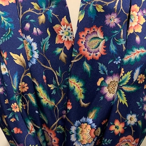 Écharpe 100 % soie de mûrier en Liberty of London Belgravia soie crêpe de Chine « Eva Belle » bleu foncé ~ 65 x 195 cm