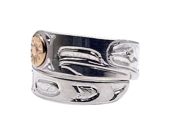 Anillo envolvente con águila y sol en oro y plata del artista de las Primeras Naciones Robert Cross, anillo ajustable tallado a mano