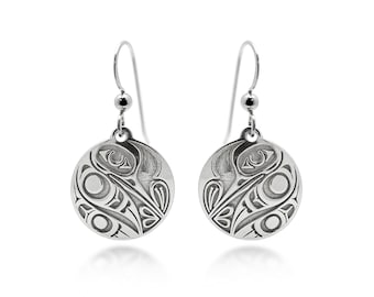 Pendientes colgantes de colibrí en plata de ley del artista indígena Ivan Thomas.