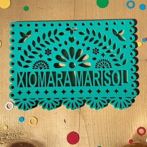 Signos de nombre personalizados pintados de madera de papel picado