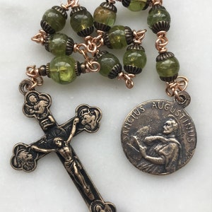 Różaniec kieszonkowy św. Augustyna – peridot i brąz – dziesiątka dziesiątek – sierpień – CeCeAgnes