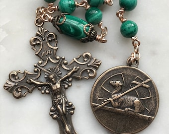 Rosario de bolsillo de malaquita: Medallas Agnus Dei de bronce, moneda de diez libras verde.