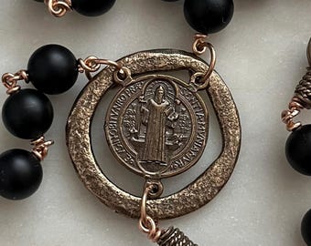 聖ベネディクトのロザリオ：大きなブラックオニキスとブロンズの
