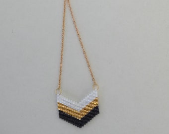 Colar Miyuki tecido à mão com miçangas e corrente de aço inoxidável dourada.