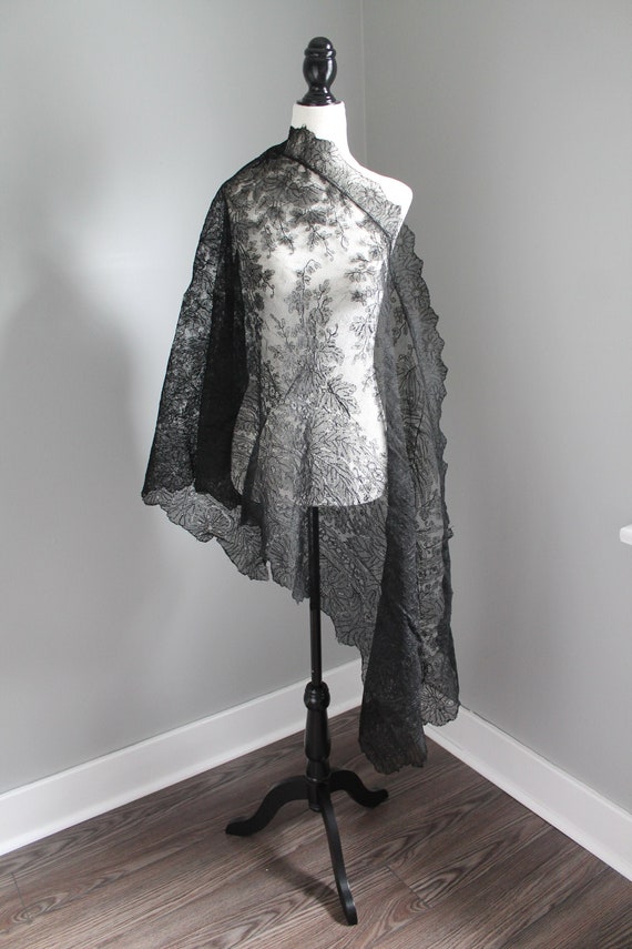 Antique ornate Chantilly lace large shawl, Victori