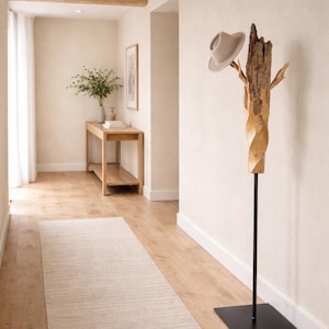 Handgefertigte Standgarderobe aus Treibholz mit Haselnuss Ast-Haken und Espenknöpfen.
