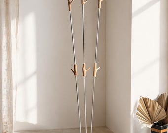 Appendiabiti minimalista in legno – Base in rovere di recupero e ganci in rami di nocciolo naturale