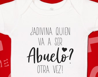 Puede incluir: Un body blanco para bebé con texto negro que dice "¡ADIVINA QUIEN VA A SER Abuelo? OTRA VEZ!" con un pequeño símbolo de corazón después de la palabra "Abuelo".