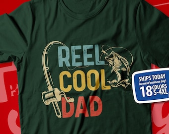 Könnte beinhalten: Grünes T-Shirt mit einer Grafik von einer Angelrute und einem Fisch. Der Text "REEL COOL DAD" ist im Vintage-Stil auf das Shirt gedruckt.