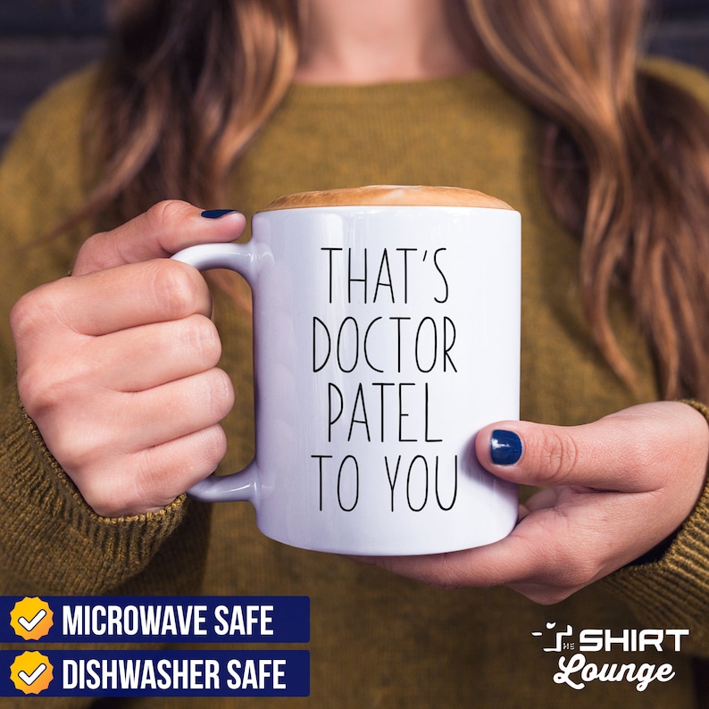 Pode incluir: Caneca de caf&eacute; de cer&acirc;mica branca com texto preto que diz "That's Doctor Patel To You". A caneca &eacute; adequada para microondas e lava-lou&ccedil;as.