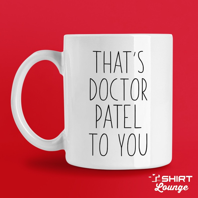 Pode incluir: Caneca de caf&eacute; de cer&acirc;mica branca com texto preto que diz "That's Doctor Patel to you".