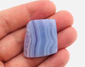 Calcedonia azul, piedra natural, cristaloterapia, colgante de calcedonia, cristales, joyería de calcedonia, cuarzo azul, collar de calcedonia.