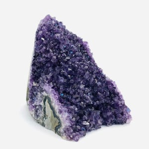 Ametista, minerais, cristais, armário de curiosidades, ametista sobre base, decoração de interiores, litoterapia, geodo de ametista, ideia para presente