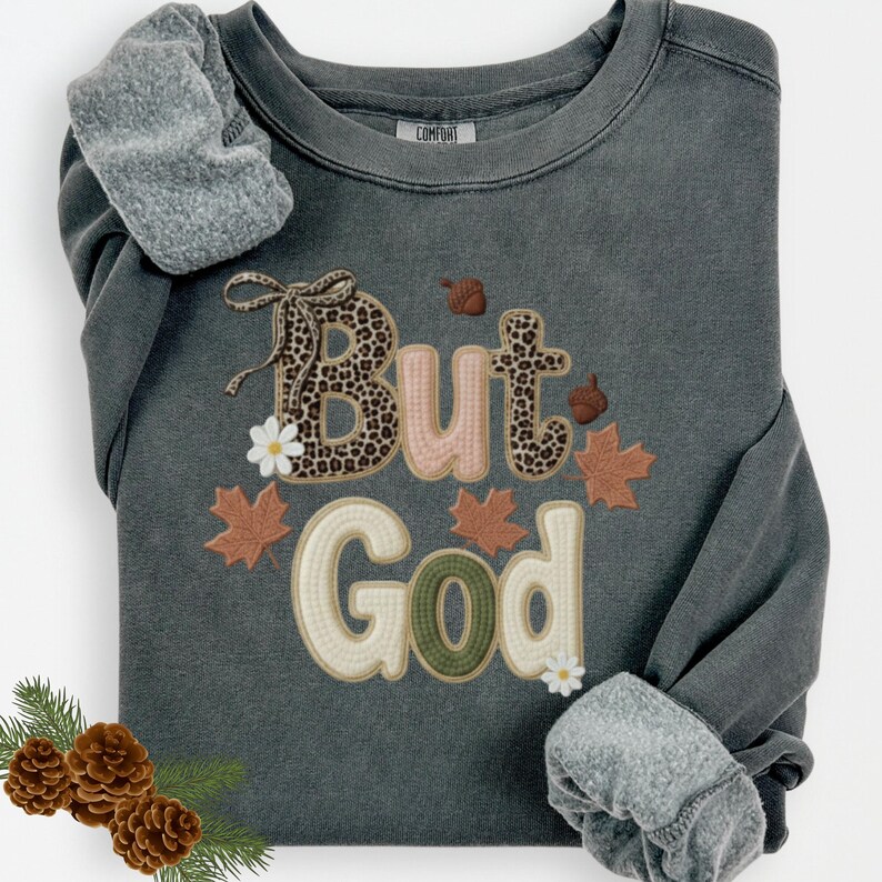 Pu&ograve; includere: Felpa grigio scuro con la scritta decorativa "But God". La parola "But" ha un motivo leopardato, e la parola "God" ha un motivo a quadri verdi. La felpa ha un aspetto accogliente e confortevole.
