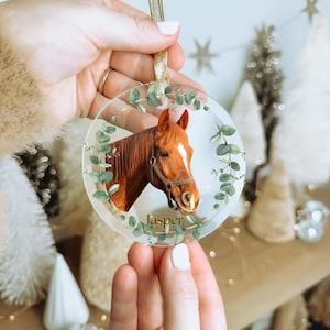 Ornamento in vetro a forma di cavallo, ornamento equestre personalizzato, regalo per amanti dei cavalli, ornamento natalizio con cavalla, regalo di ornamento da cowboy, ricordo da cowgirl