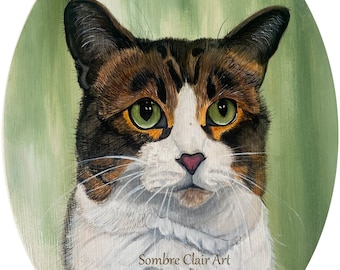 Puede incluir: Una pintura de un gato marrón, blanco y negro con ojos verdes. El gato está mirando directamente al espectador. El fondo es un diseño abstracto verde y blanco. La pintura está firmada "Sombre Clair Art".