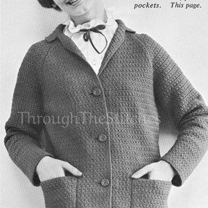 Op de afbeelding: Een zwart-witfoto van een vrouw die een gehaakt jasje draagt met een sterrensteekpatroon, een gekraagde kraag en klepzakken. Het jasje is verkrijgbaar in de maten 12 tot 20. "Raglan Jacket, shown on cover, can be made in wide range of sizes - 12 to 20. Other features: the pretty star stitch pattern, jaunty notched collar, patch pockets. This page."