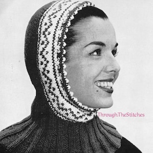 以下が含まれることがあります： 顔の周りに模様があり、リブ編みの襟が付いた、白と黒のニットフード。横顔で微笑んでいる人がフードをかぶっています。