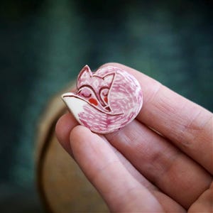 Handmade Fox Lapel Pin – Ceramic Animal Brooch, Forest Wildlife Gift, Cute Fox boho Jewelry, Outdoor Hiker Clay Pin, Sleeping Fox Brooch