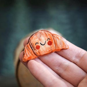 Cute Croissant Pin – Handmade Ceramic Pastries Brooch – Kawaii Food Jewelry – Funny Breakfast Gift  – Whimsical Pin for Foodies – Brunch art