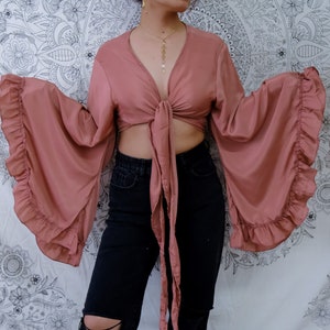Top bohemio con mangas acampanadas y lazo, top bohemio cruzado con volantes, estilo años 70, top corto para festivales, top hippie con lazo de 3 posiciones, seda con estampado de mariposas y espíritu libre.