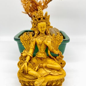 Tara Verde fatta a mano, Dea della Compassione, Statua di Buddha femminile, Statua in resina di Tara Verde tibetana, Quan Yin, Regali spirituali, Regali per l'inaugurazione della casa light brown