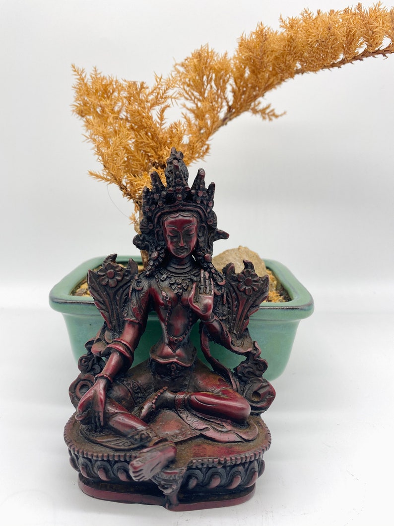 Tara Verde fatta a mano, Dea della Compassione, Statua di Buddha femminile, Statua in resina di Tara Verde tibetana, Quan Yin, Regali spirituali, Regali per l'inaugurazione della casa Red