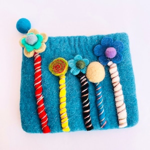 Monedero de fieltro de flores de colores, bolso con cremallera Pom Pom, regalo para ella, regalo de Navidad/vacaciones, bolsa única, bolso ecológico, billetera de viaje