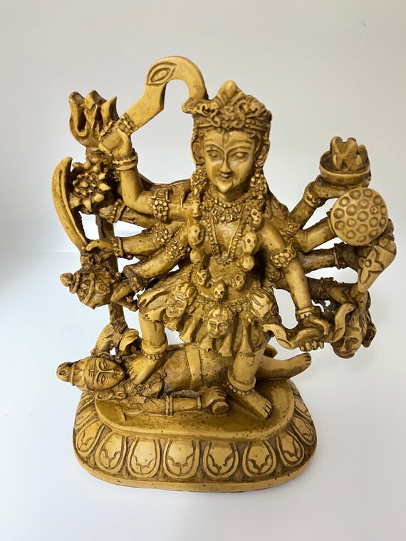 シヴァ神の胸を踏む手作りのカーリー像、ヒンドゥー教の女神像、カリ