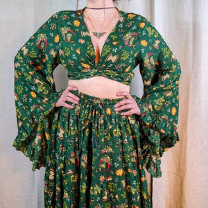 Blusa con volantes y mangas anudadas, blusa cruzada bohemia, top corto estilo hippie + hada, blusa bohemia, top hippie para festivales, moda de los 90, espíritu libre