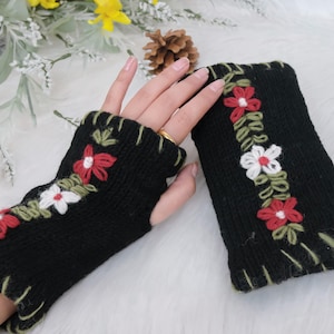 Crochet  Handwarmers with Fleece Lining, Wrist Warmers, Merino Wool, Flower Design, Handknit Winter Gloves and Mittens, Fingerless Gloves