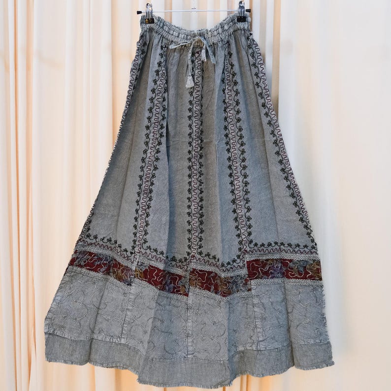 Gonna estiva fluida a strati, gonna lunga svasata con ricamo a mano, stile boho, disegni batik, colori terra boho, abito da fata, fantasia