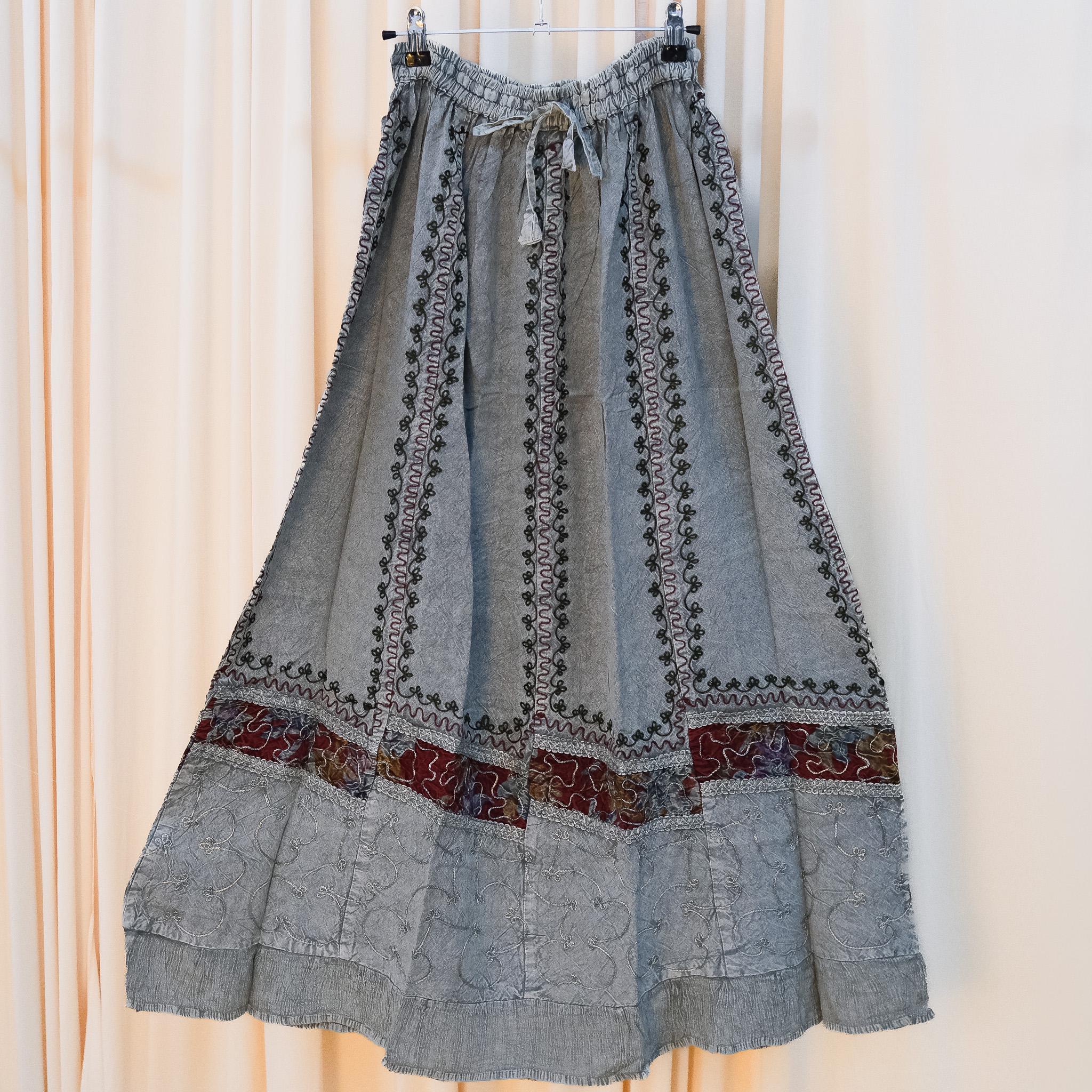 Gonna estiva fluida a strati, gonna lunga svasata con ricamo a mano, stile boho, disegni batik, colori terra boho, abito da fata, fantasia