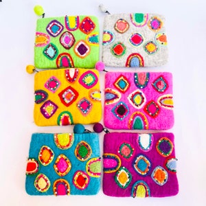 Bolsa de monedas de fieltro con cuentas de colores, bolso con cremallera Pom Pom, bolso vibrante, regalo para ella, regalo de Navidad/vacaciones, bolso ecológico, bolsa de viaje