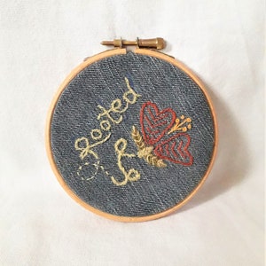 Rooted flower hand-embroidered 10cm hanging hoop