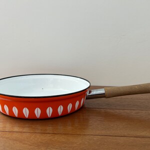 Cathrineholm 10,5&quot; geëmailleerde koekenpan met oranje lotus en houten handvat Noorwegen MCM