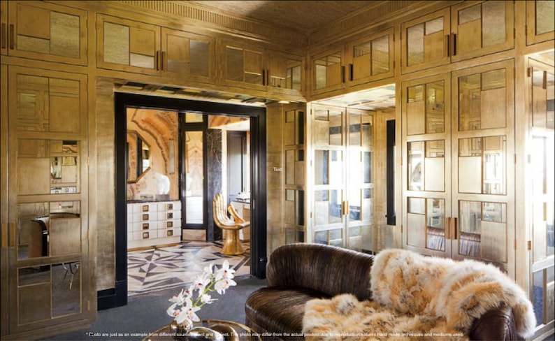 K&ouml;nnte beinhalten: Ein Raum mit goldenen Spiegelw&auml;nden und einem braunen Ledersofa mit einem Fell&uuml;berwurf. Der Raum hat eine gro&szlig;e T&uuml;r, die zu einem anderen Raum mit einem wei&szlig;en Waschtisch und einem goldenen Stuhl f&uuml;hrt.