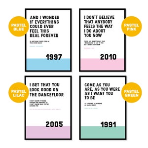 Puede incluir: Cuatro impresiones de arte de pared imprimibles con fondos de color pastel y texto negro. Las impresiones presentan letras de canciones y el a&ntilde;o en que se lanz&oacute; la canci&oacute;n. Las letras son: "And I wonder if everything could ever feel this real forever", "I don't believe that anybody feels the way I do about you now", "I bet that you look good on the dancefloor", and "Come as you are, as you were as I want you to be".