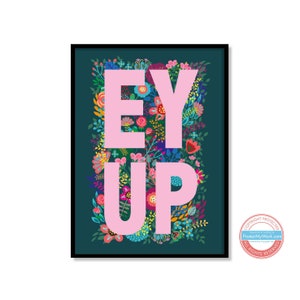 Könnte beinhalten: Ein blaugrüner Hintergrund mit einem rosafarbenen Blumendesign. Die Worte "EY UP" sind in rosa Buchstaben.