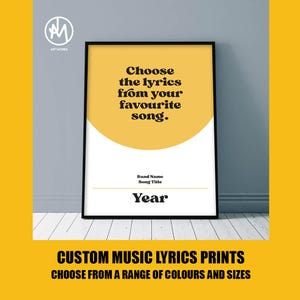 Peut inclure: Impression encadrée noire avec le texte "Choose the lyrics from your favourite song." et un demi-cercle jaune. Espace pour le nom du groupe, le titre de la chanson et l'année. Le texte inférieur indique "CUSTOM MUSIC LYRICS PRINTS CHOOSE FROM A RANGE OF COLOURS AND SIZES."