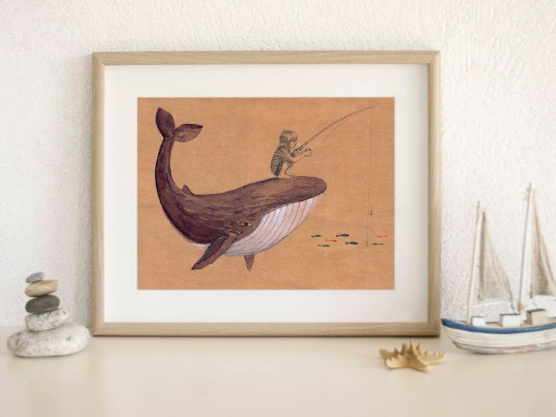 Puede incluir: Una ilustraci&oacute;n enmarcada de una ballena marr&oacute;n con una peque&ntilde;a persona sentada en su espalda y sosteniendo una ca&ntilde;a de pescar. La ballena nada en un mar marr&oacute;n claro con peque&ntilde;os peces rojos nadando a su alrededor.