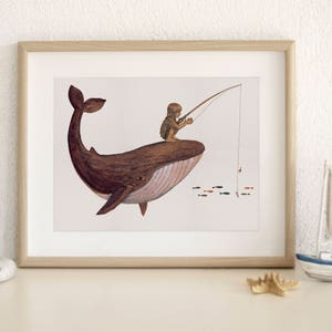 Puede incluir: Una ilustraci&oacute;n enmarcada de una ballena marr&oacute;n con una persona pescando desde su espalda. La ballena nada en un oc&eacute;ano azul claro con peque&ntilde;os peces rojos y naranjas. La persona lleva un sombrero marr&oacute;n y sostiene una ca&ntilde;a de pescar.