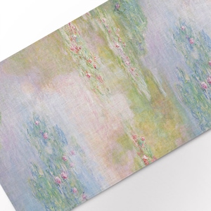 Può includere: Un dipinto di uno stagno di ninfee con una gamma di colori blu chiaro, verde e rosa. Le ninfee sono in fiore e l'acqua è calma e immobile. Il dipinto ha uno stile morbido e impressionista.