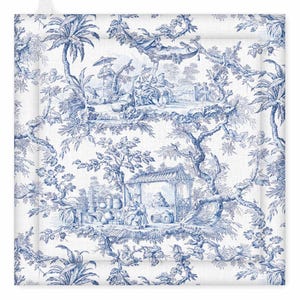 Könnte beinhalten: Quadratischer, weißer Topflappen mit blauem Toile-de-Jouy-Muster. Das Design zeigt detaillierte Illustrationen von Menschen, Bäumen und Strukturen in einer klassischen, ländlichen Szene. Der Topflappen hat eine Schlaufe zum Aufhängen.