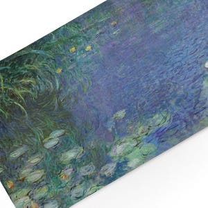 Könnte beinhalten: Ein rechteckiger Leinwanddruck mit einem impressionistischen Gemälde einer Teichoberfläche. Das Kunstwerk zeigt tiefblaue und violette Wasserfarben, leuchtend grünes Wasserlaub sowie verstreute weiße und gelbe Seerosenblüten.