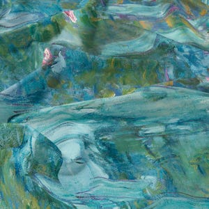 Könnte beinhalten: Ein Stoff mit einem abstrakten, malerischen Muster aus geschichteten Pinselstrichen in den Farben Petrol, Türkis, Waldgrün und Marineblau. Das Design enthält dezente Akzente in Weiß und zartem Rosa, die eine strukturierte Optik erzeugen.